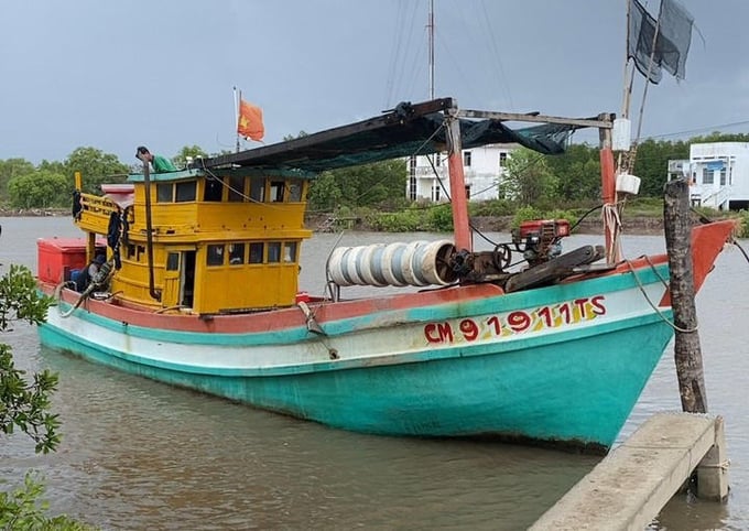 The fishing vessel CM-91911 TS, owned by Mr. Nguyen Thien Tinh, was fined VND 79 million for retaining the journey monitoring device while operating at sea. Photo: TL.