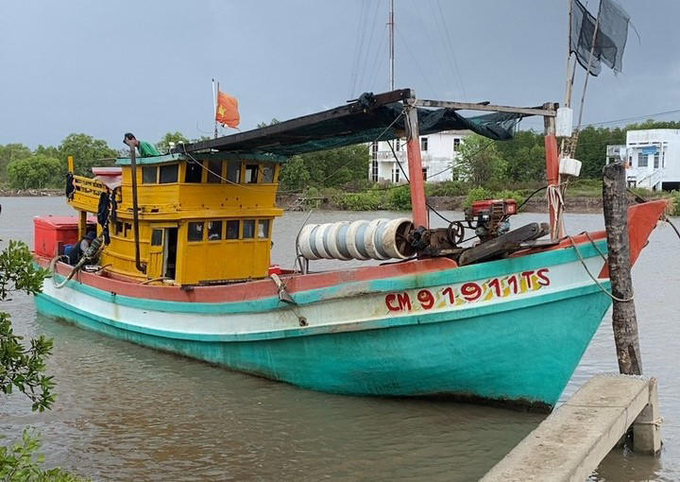 Tàu cá CM-91911 TS do ông Nguyễn Thiện Tính làm chủ bị phạt 79 triệu đồng do lưu giữ thiết bị giám sát hành trình tàu cá khi hoạt động trên biển. Ảnh: TL.