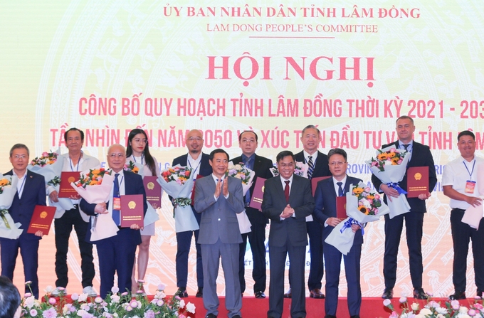 Lãnh đạo tỉnh Lâm Đồng trao giấy chứng nhận đầu tư và bản ghi nhớ đầu tư cho doanh nghiệp tại hội nghị. Ảnh: VL.