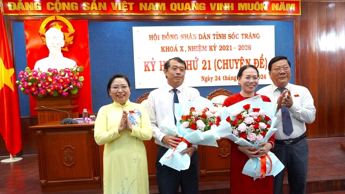 Bà Hồ Thị Cẩm Đào, Phó Bí thư Thường trực Tỉnh ủy Sóc Trăng, tặng hoa chúc mừng ông Nguyễn Văn Khởi (cầm hoa, bên trái) và bà Huỳnh Thị Diễm Ngọc (cầm hoa, bên phải) nhận nhiệm vụ mới. Ảnh: Kim Anh.