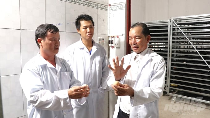 Mr. Khuong's success has become well-known among locals and farmers from neighboring provinces; consequently, numerous people have visited his farm to learn about the cold poultry farming model. Photo: Tran Phi.