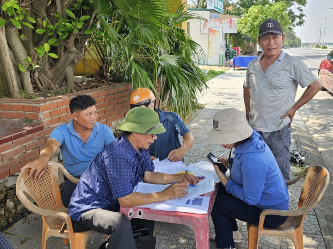 Người dân vùng biển Quảng Bình tiếp tục đăng ký hồ sơ làm thủ tục cấp phép cho phương tiện đang bị xếp vào diện 'tàu 3 không'. Ảnh: Tâm Phùng.