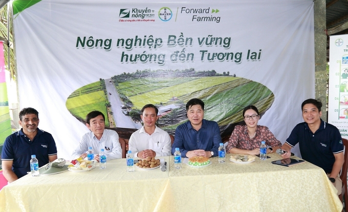 Bayer Vietnam and the National Agricultural Extension Center and partners in the rice production value chain discussed progress and solutions for developing the ForwardFarming model. Photo: Minh Anh