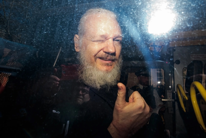 Julian Assange, nhà sáng lập Wikileaks, trên đường đến tòa Sơ thẩm Westminster tại London, Anh hồi tháng 4/2019. Ảnh: VOX.