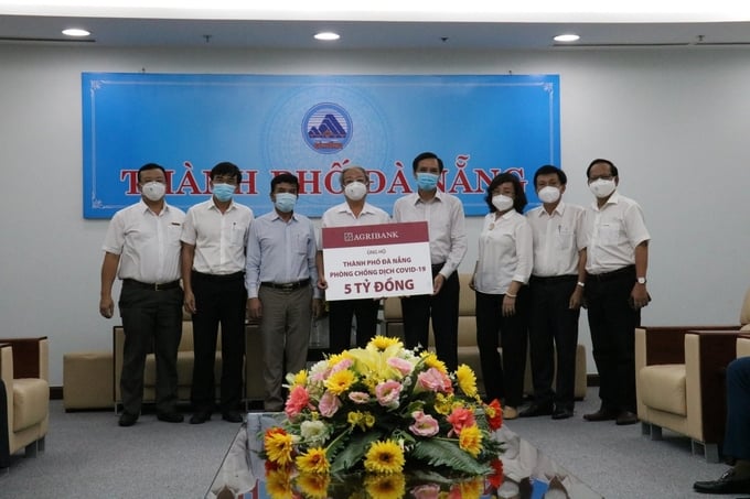 Agribank ủng hộ TP Đà Nẵng 5 tỷ phòng chống dịch bệnh Covid-19. Ảnh: T.Q.