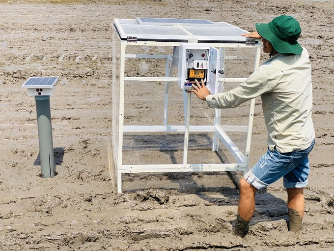 Installing an emission reduction measurement system in the Mekong Delta. Photo: Le Hoang Vu.