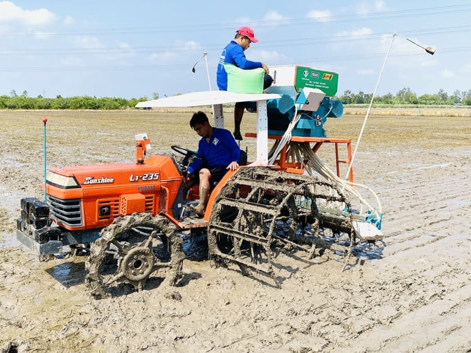 Direct seeding for fields participating in cultivating 1 million hectares of high-quality, low-emission rice in the Mekong Delta. Photo: Le Hoang Vu.