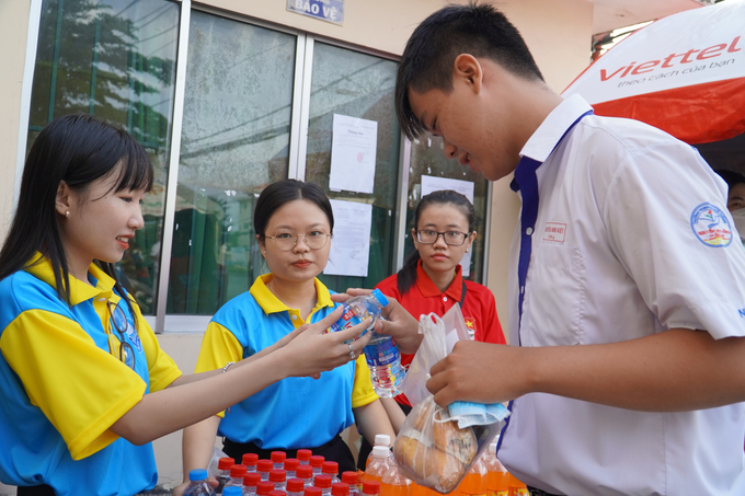 Tiếp sức mùa thi là chiến dịch được thực hiện thường niên vào các kỳ thi quan trọng diễn ra trên địa bàn TP Cần Thơ. Ảnh: KA.