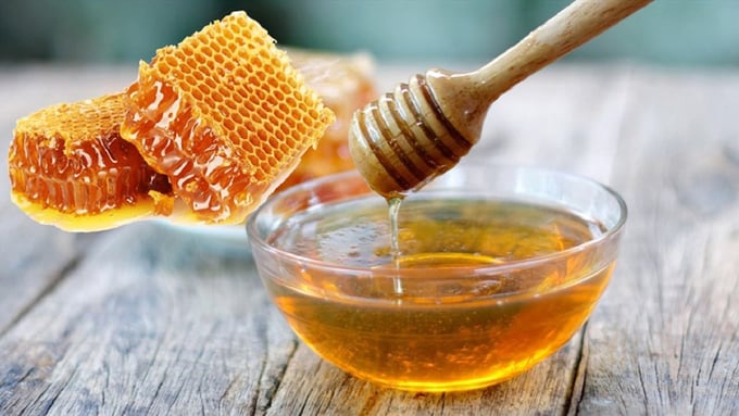 Uống mật ong pha nước ấm giúp hỗ trợ giảm triệu chứng trào ngược dạ dày. Ảnh minh họa