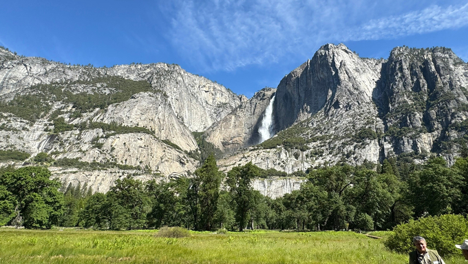 Vườn Quốc gia Yosemite với những thác nước tuyệt đẹp, núi đá cao tuyết phủ, rừng thông và đồng cỏ.