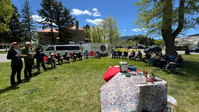  Đoàn nghỉ ăn trưa ngay tại sân cỏ trước Nhà làm việc của Ban quản lý Công viên Yellowstone.