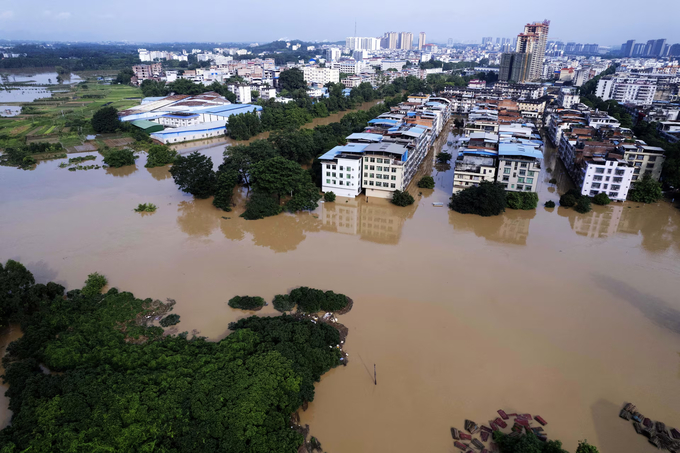 Các tòa nhà một phần chìm trong nước lũ sau khi sông Vũ Minh ở Nam Ninh, Khu tự trị dân tộc Choang Quảng Tây, Trung Quốc tràn bờ vào ngày 19/6/2024.