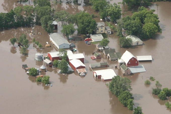 Một trang trại ở bang Iowa của Mỹ chìm trong biển nước. Ảnh: The Globe Gazette.