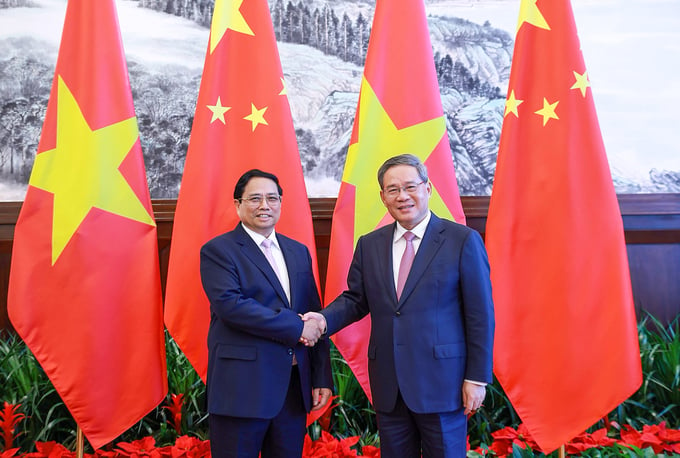 Prime Minister Pham Minh Chinh engaged in discussions with Premier Li Qiang of the State Council of the People's Republic of China on the afternoon of June 24, in Dalian, Liaoning province. Photo: VGP.