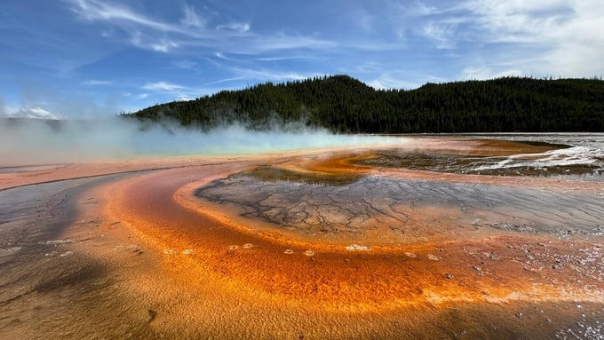 Yellowstone National Park, Grand Prismatic hot springs’ beautiful natural colors.