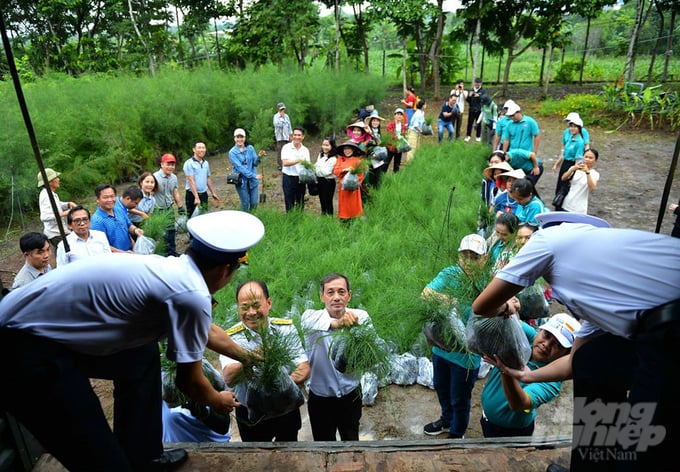 HANE donates 1.5 million trees to the Navy Region 4 Command and the people of the Truong Sa (Spratly) Islands, contributing to the 'Greening Truong Sa' initiative for the 2024 - 2030 period. Photo: Minh Sang.