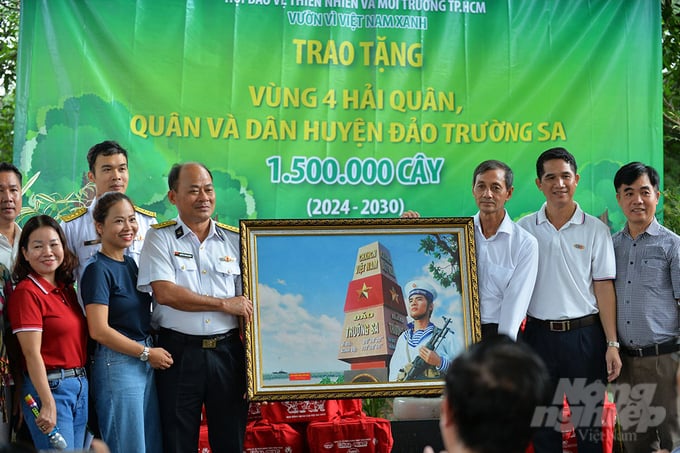 The tree donation ceremony is part of a series of activities in response to World Environment Day, as well as the celebration of the 15th anniversary of the Ho Chi Minh City Association for Nature and Environment Protection (2009 - 2024). Photo: Minh Sang.