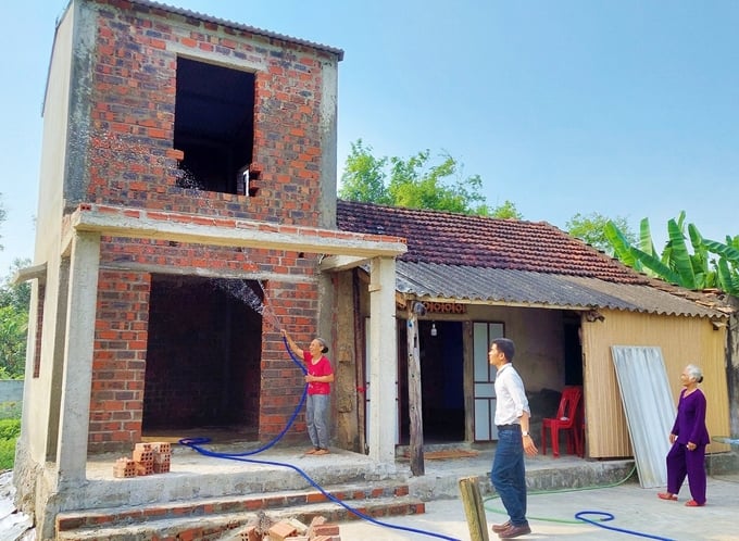 Những ngôi nhà vượt lũ đang được xây dựng tại Quảng Bình giúp bà con yên lòng trước mùa mưa bão. Ảnh: T.P