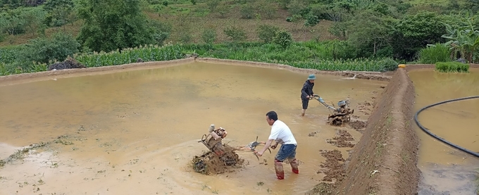 Nông dân Tà Mung tất bật triển khai sản xuất vụ mùa 2024 với niềm tin lớn sẽ được mùa. Ảnh: Hồng Nhung.