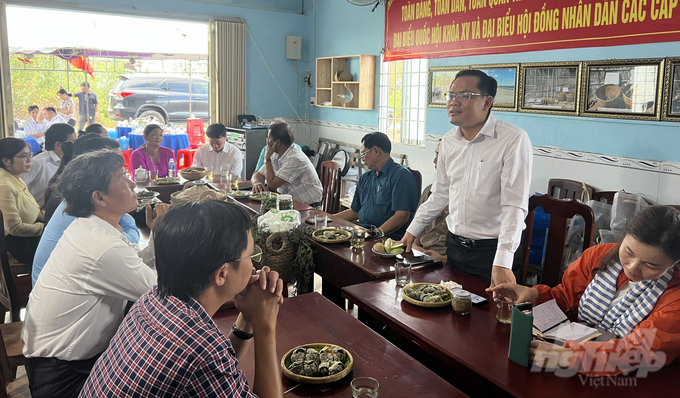 Ông Ngô Vũ Thăng, Phó Chủ tịch UBND tỉnh Bạc Liêu (đứng) chỉ đạo địa phương tuyên truyền người dân chủ động bảo vệ môi trường nước nhằm phục vụ phát triển nghề muối và làm du lịch. Ảnh: Trọng Linh.