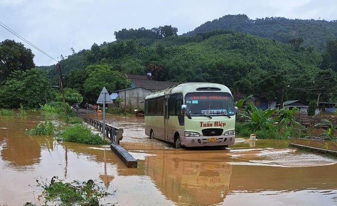 Nhiều tuyến đường giao thông ở tỉnh Yên Bái bị ngập úng gây chia cắt giao thông.