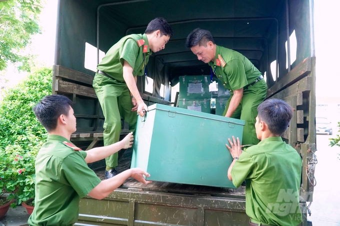 TP Cần Thơ đã tổ chức 3 tuyến đường để vận chuyển, áp tải đề thi đến các điểm thi tại 9 quận, huyện. Các túi đề thi được bảo quản trong các hòm bằng thiếc có khóa, chìa khóa do Trưởng Ban vận chuyển và bàn giao đề thi bảo quản.