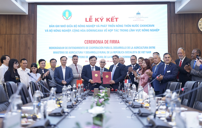 On the sideline of the meeting, Deputy Minister of Agriculture and Rural Development Nguyen Hoang Hiep and the Dominican Minister of Agriculture executed a memorandum of cooperation between the two Ministries in the agricultural sector.