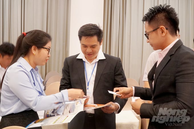 Kenneth Chia, President of the Seafood Industries Association Singapore (center), discussing with Vietnamese seafood businesses. Photo: Nguyen Thuy.