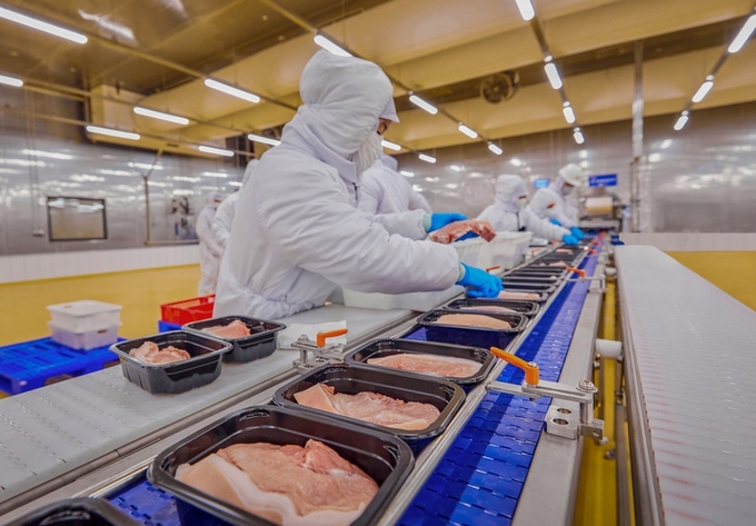 Chilled meat is produced using European technology at the MEATDeli chilled meat processing factory complex. Photo: Masan.