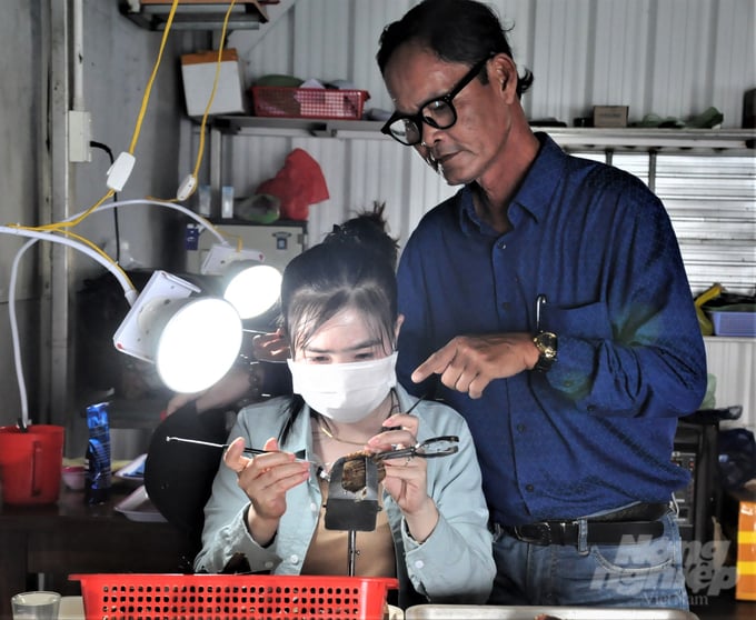 Nguyen Trong Hien providing instructions on the implantation of nuclei into oysters for pearl cultivation. Photo: Trung Chanh.