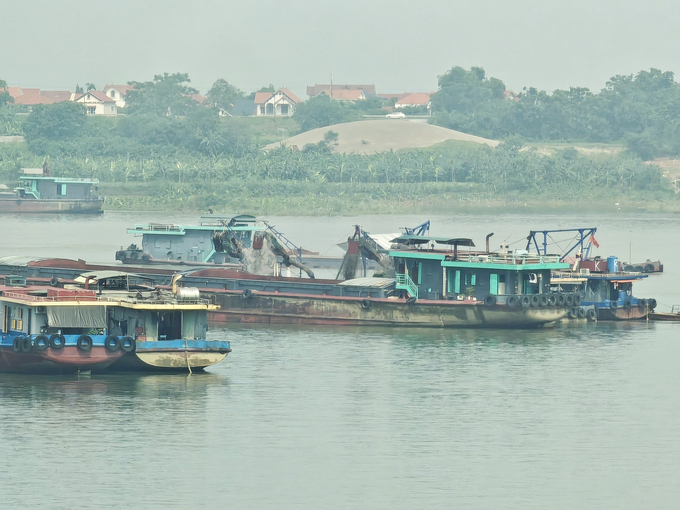 Hình ảnh khai thác cát trái phép trên sông Hồng khu vực giáp ranh giữa Phú Thọ và Hà Nội. Ảnh: PT.