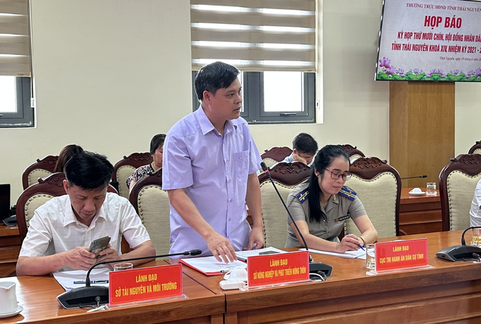 Mr. Duong Van Hao, Deputy Director of the Department of Agriculture and Rural Development, provided information about preventing and controlling African swine fever at the 19th Meeting of the People's Council of Thai Nguyen province, term XIV. Photo: Quang Linh.