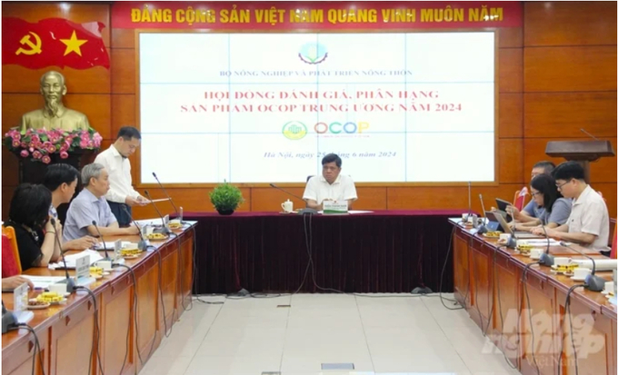 At the first session in 2024, the Central Council recognized four new 5-star OCOP products and re-recognized four 5-star OCOP products that were rated in 2020. Photo: Trung Quan.