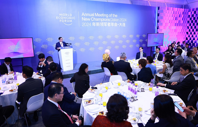 Prime Minister Pham Minh Chinh chaired a discussion session with Professor Klaus Schwab, Founder and Chairman of the World Economic Forum (WEF), and around 20 leaders of major WEF corporations. Photo: TTXVN.