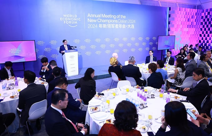 Thủ tướng Phạm Minh Chính chủ trì phiên thảo luận với GS. Klaus Schwab, Nhà sáng lập kiêm Chủ tịch WEF và khoảng 20 lãnh đạo các tập đoàn lớn của WEF. Ảnh: TTXVN.