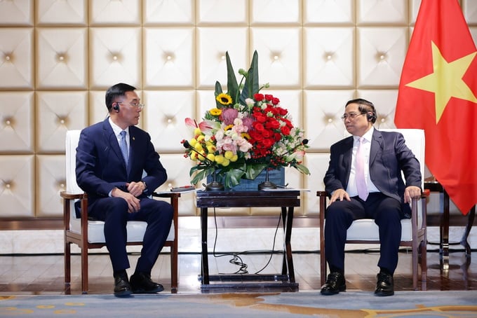 Prime Minister Pham Minh Chinh in a meeting with Yongcai Sun, Chairman of the Board of Dalian Locomotive and Rolling Stock Company Ltd. Photo: VGP.