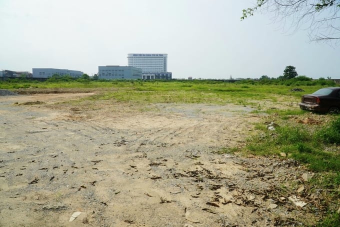 Sau 14 năm kể từ ngày khởi công, dự án Bệnh viện Đa khoa Ngọc Linh cũng chỉ là bãi đất hoang. Ảnh: Gia Hưng.