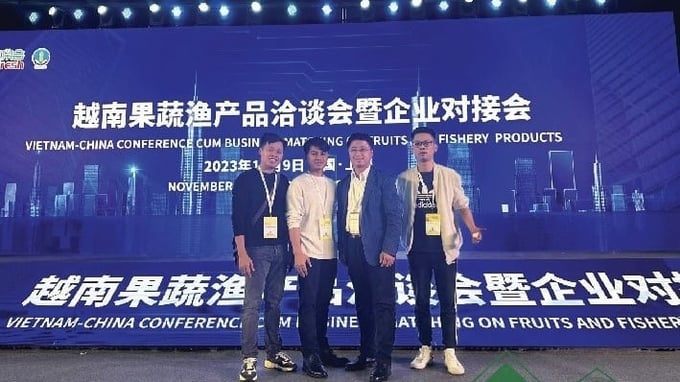 Anh Minh Trung (thứ 2 từ trái qua) tham dự hội chợ xúc tiến thương mại, đưa mãng cầu vào thị trường Thượng Hải (Trung Quốc). Ảnh: NVCC.