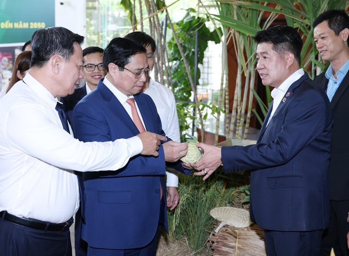 Giới thiệu đặc sản mãng cầu Tây Ninh tới Thủ tướng Phạm Minh Chính. Ảnh: Trần Trung.