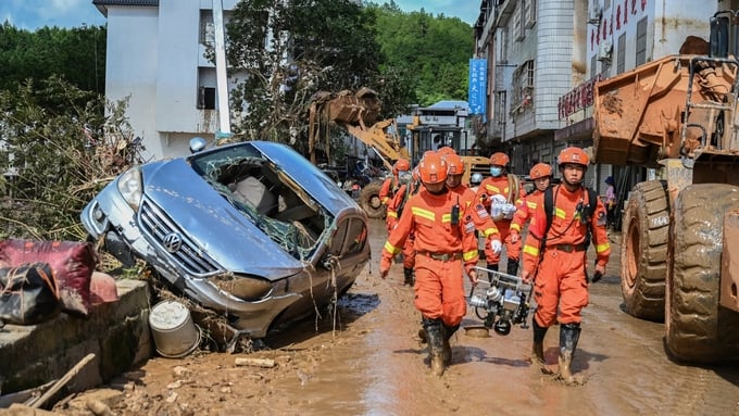 Lực lượng cứu hộ mang theo trang thiết bị vào khu vực bị lũ lụt ở thị trấn Long Nham, tỉnh Phúc Kiến, phía đông nam Trung Quốc, hôm 20/6. Ảnh: Xinhua.
