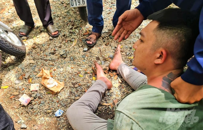 Đối tượng Phan Huy Hùng cùng tang vật vụ án bị lực lượng biên phòng phát hiện, bắt giữ. Ảnh: Quang Tiến.