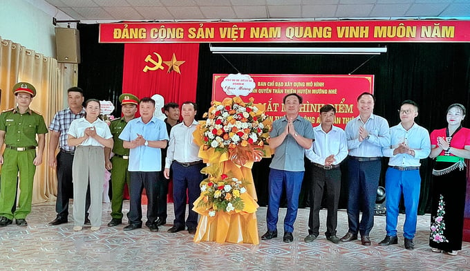 Lãnh đạo huyện Mường Nhé chúc mừng xã Mường Toong trong buổi ra mắt mô hình. Ảnh: Tiến Thành.