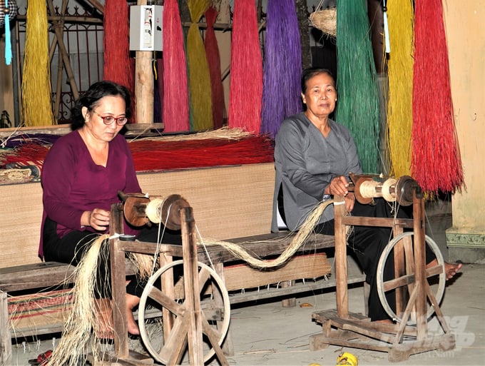 Hơn 70% dân số xã Định Yên, huyện Lấp Vò đều theo nghề dệt chiếu truyền thống. Ảnh: Kim Anh.
