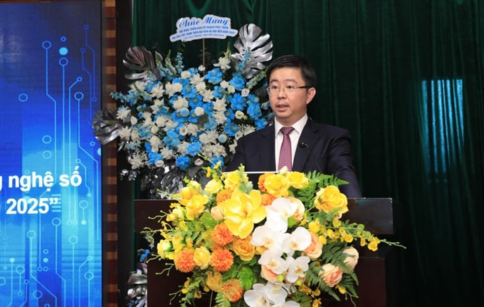 Thứ trưởng Bộ TT-TT Bùi Hoàng Phương phát biểu tại hội nghị. 