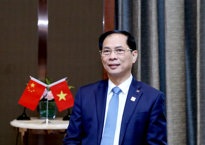 Bộ trưởng Bùi Thanh Sơn chia sẻ về những dấu ấn nổi bật sau chuyến công tác Trung Quốc của Thủ tướng. Ảnh: MOFA.