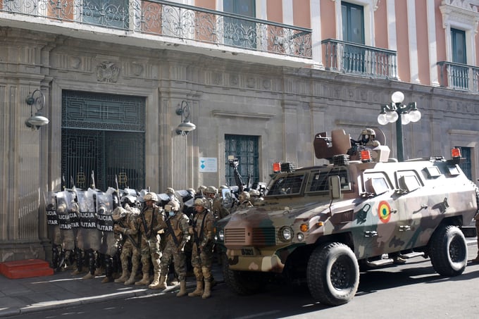 Quân đội đứng gác bằng xe tải bọc thép bên ngoài Phủ Tổng thống tại quảng trường Plaza Murillo ở thủ đô La Paz, Bolivia, hôm 26/6. Ảnh: Independent.