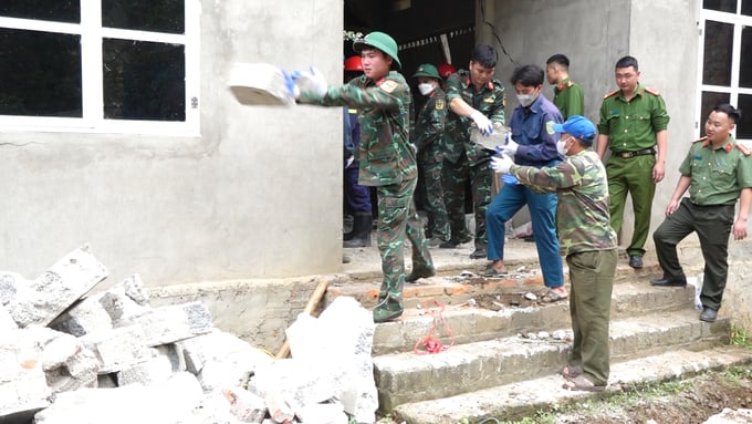 Lực lượng chức năng khắc phục sự cố sạt lở khiến 3 người tử vong ngày 22/5 tại xã Hiệp Lực, huyện Ngân Sơn, tỉnh Bắc Kạn. Ảnh: Quang Linh. 