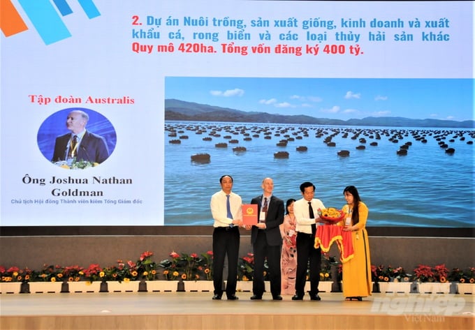 The leadership of Kien Giang province providing Australis Group with the investment policy to carry out a project on the farming, seed production, trading, and export of fish, seaweed, and other aquatic products. Photo: Trung Chanh.