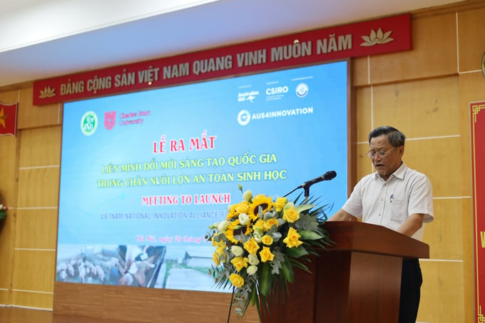 Dr. Pham Cong Thieu, Director of the Livestock Institute, shared insights on biosecurity in Vietnam's pig farming industry.