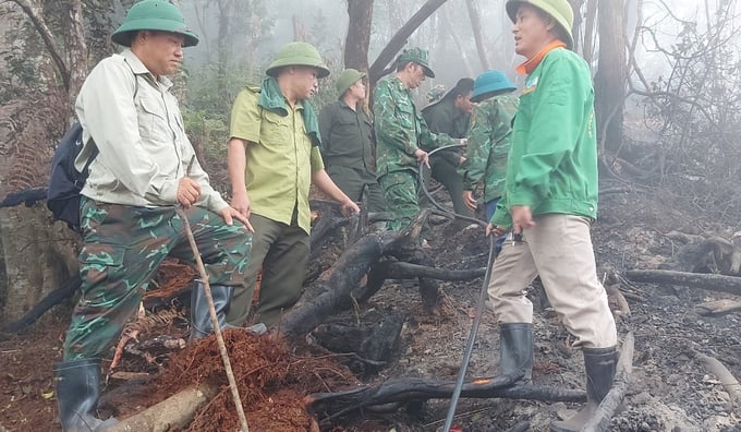 Vụ cháy rừng tại xã Na Ngoi, nơi có độ cao tương đương đỉnh Puxailaleng khiến toàn huyện Kỳ Sơn mất ăn mất ngủ. Ảnh: Khôi An.
